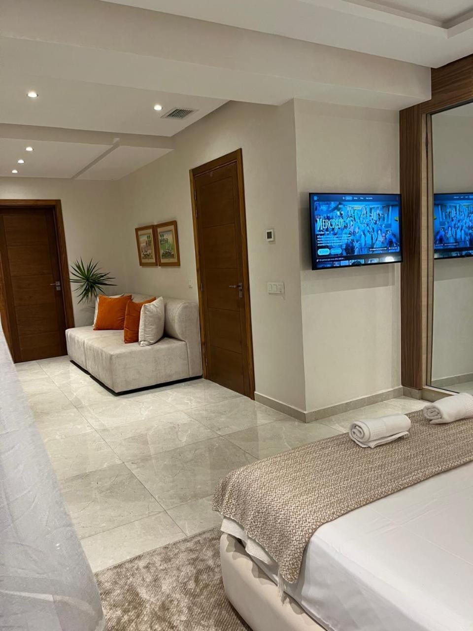 Communal lounge/ TV room, TV and multimedia, Living room, Seating area, Bedroom