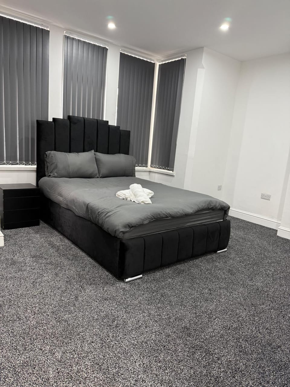 Bed, Bedroom, towels