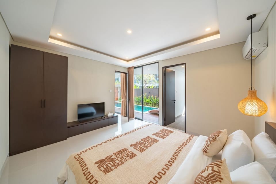 Bed, TV and multimedia, Photo of the whole room, Bedroom, wardrobe, air conditioner