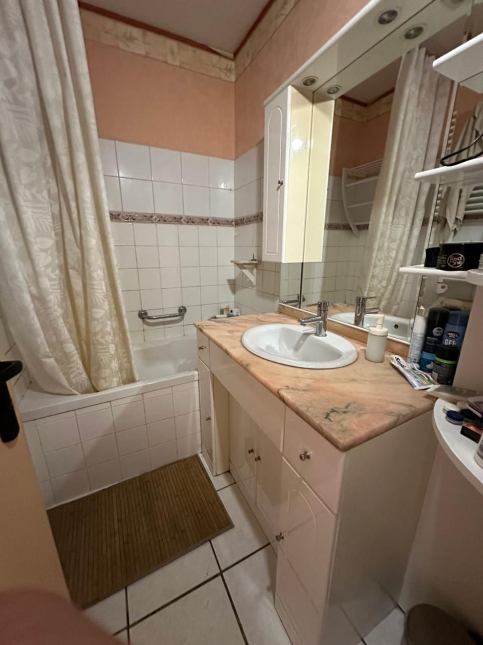 Chambre Privative avec Balcon Hostel in Occitanie