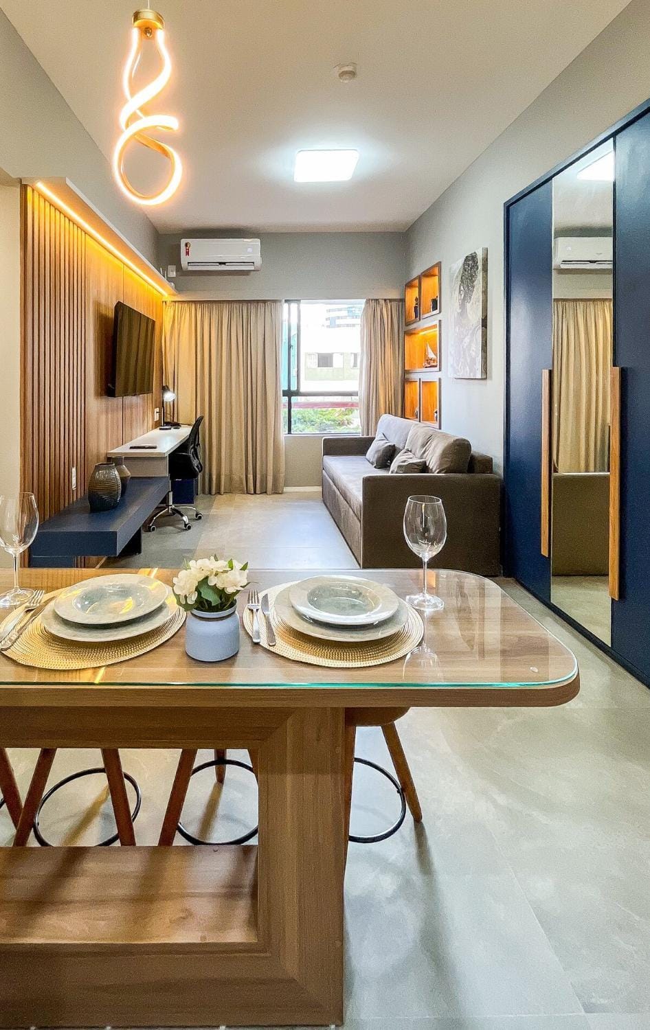 Seating area, Dining area, air conditioner