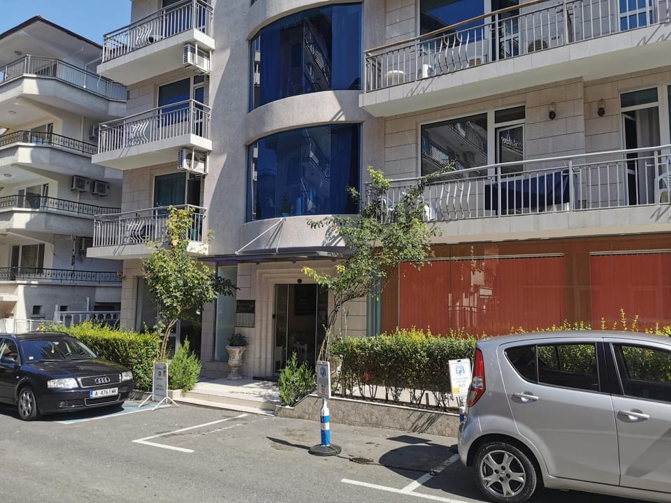 Facade/entrance