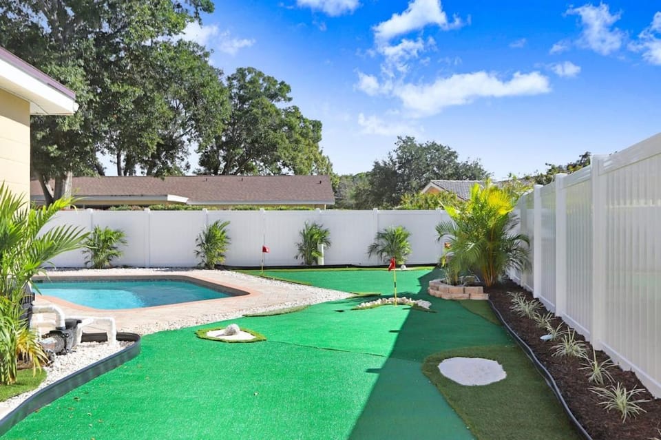 8 min Drive to the Beach! Golf & Pool Home House in St Petersburg