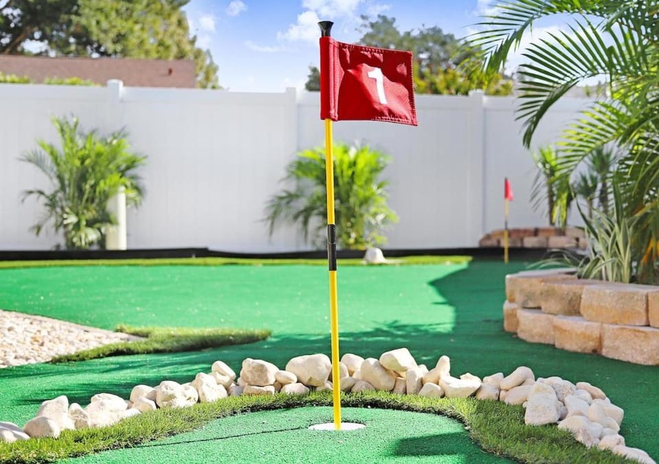 8 min Drive to the Beach! Golf & Pool Home House in St Petersburg