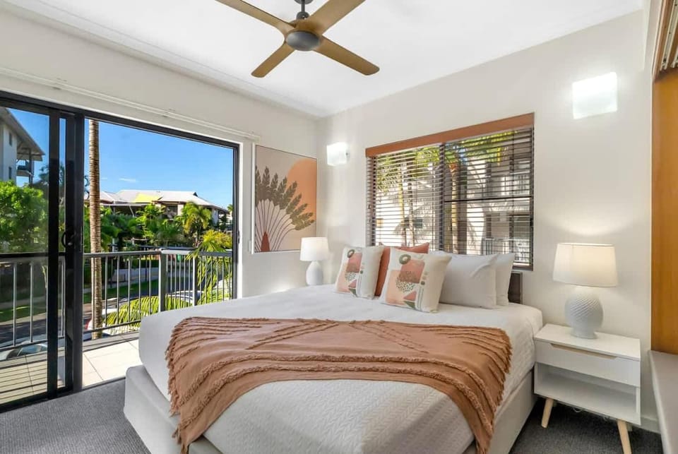 The Trinity Duo - Resort Comfort near Beach & Dining Apartment in Cairns