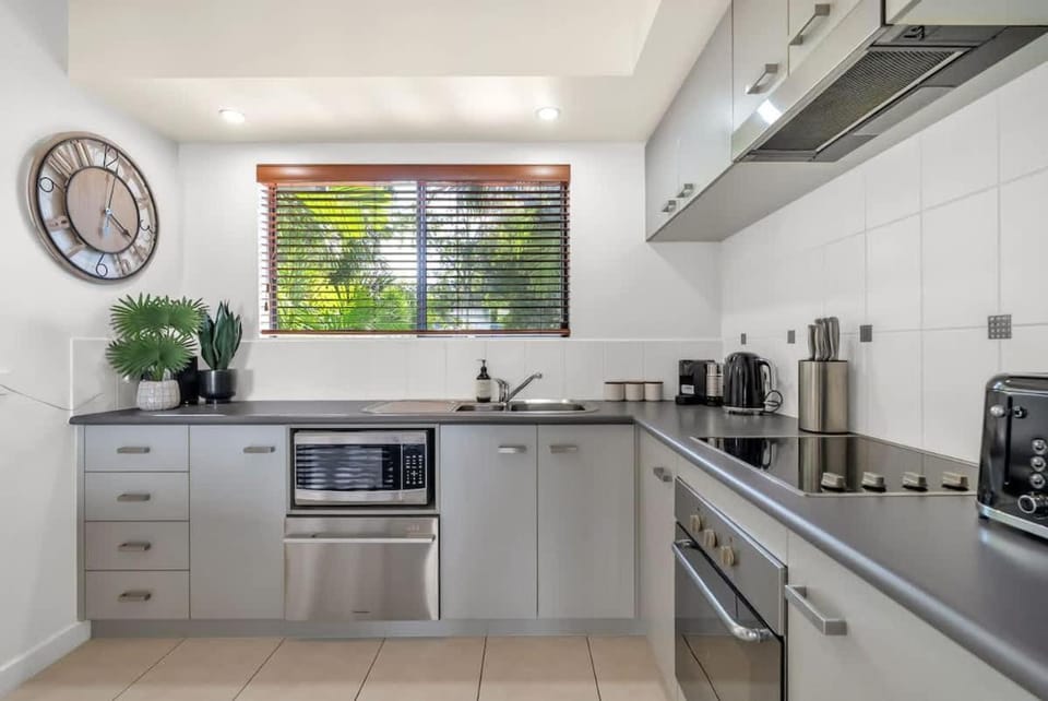 The Trinity Duo - Resort Comfort near Beach & Dining Apartment in Cairns