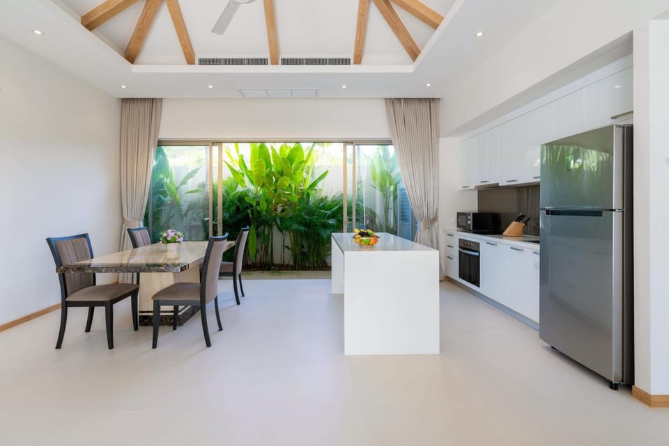 Kitchen or kitchenette, Dining area, oven