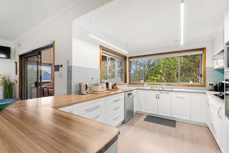 Lumina - Fireplace - 3 Mins Walk to Beach House in Culburra Beach