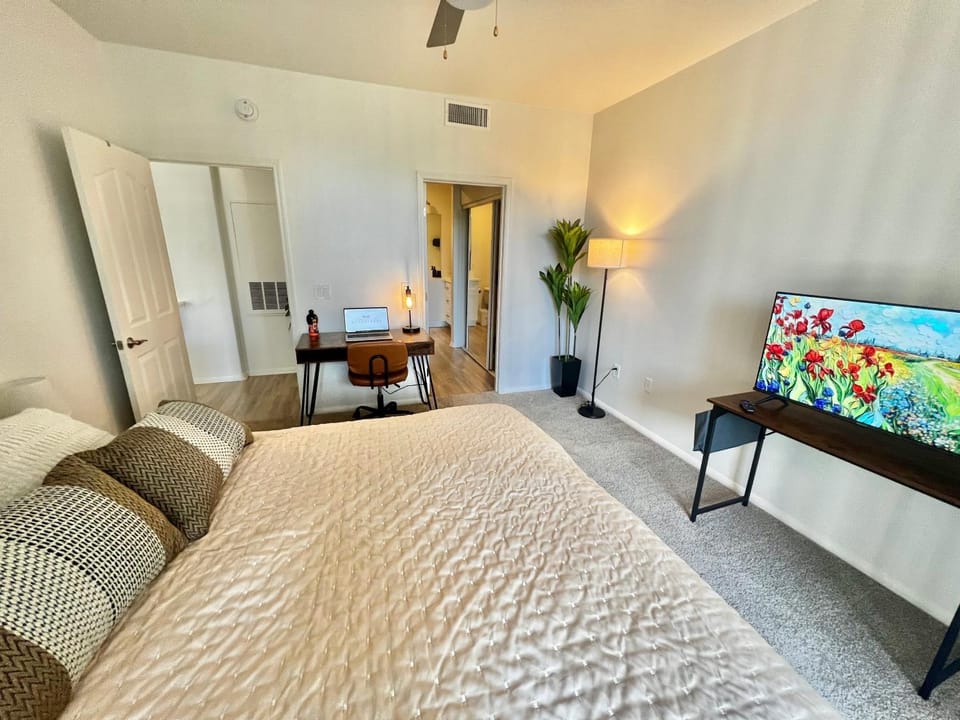 Bed, TV and multimedia, Bedroom, wardrobe