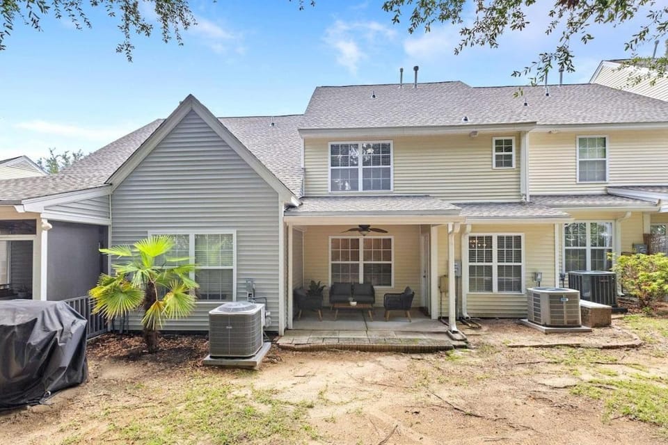 Queen Kelsey-Mins From Credit One-Pet Friendly House in Mount Pleasant