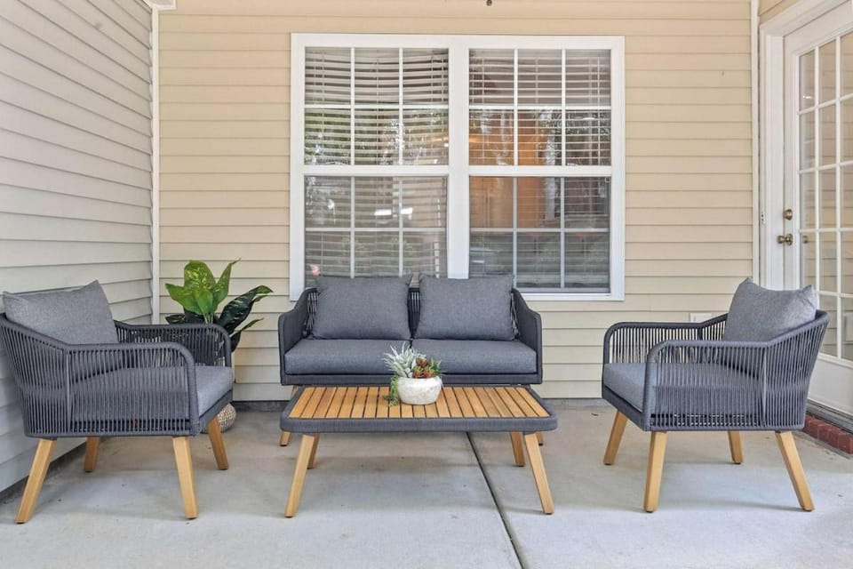 Queen Kelsey-Mins From Credit One-Pet Friendly House in Mount Pleasant