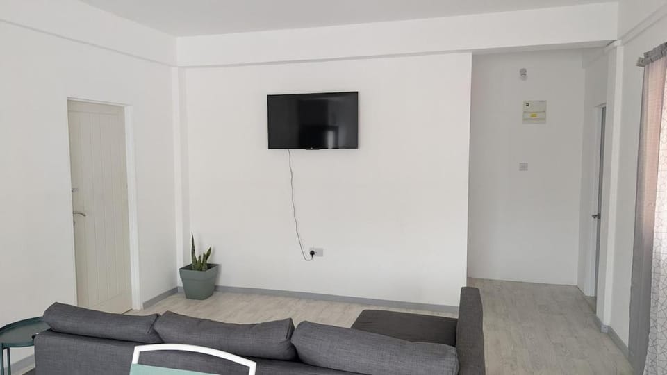 Communal lounge/ TV room, TV and multimedia, Living room, Seating area, Evening entertainment