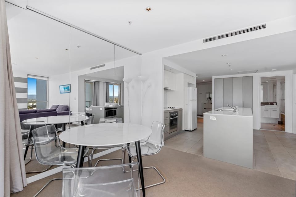 Kitchen or kitchenette, Dining area, oven