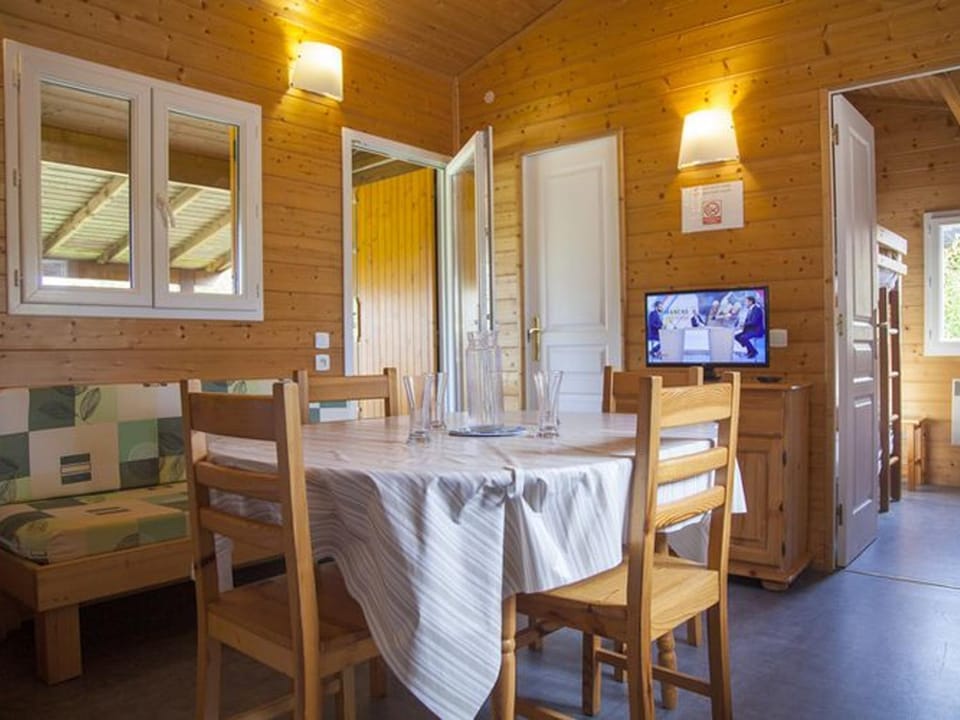Chalet spacieux pour 8 pers - Vue étang - Terrasse - API-1-52-224 Campground/ 
RV Resort in Occitanie