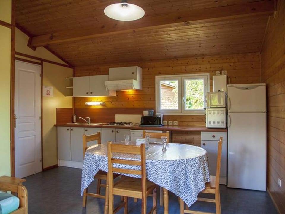 Chalet cosy pour 5 pers. avec terrasse, vue étang - API-1-52-288 Campground/ 
RV Resort in Occitanie