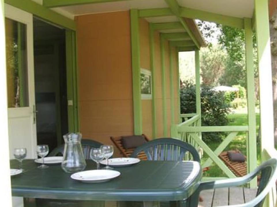 Chalet spacieux avec terrasse, 3 chambres, pour 6 personnes - API-1-52-357 Campground/ 
RV Resort in Vendays-Montalivet