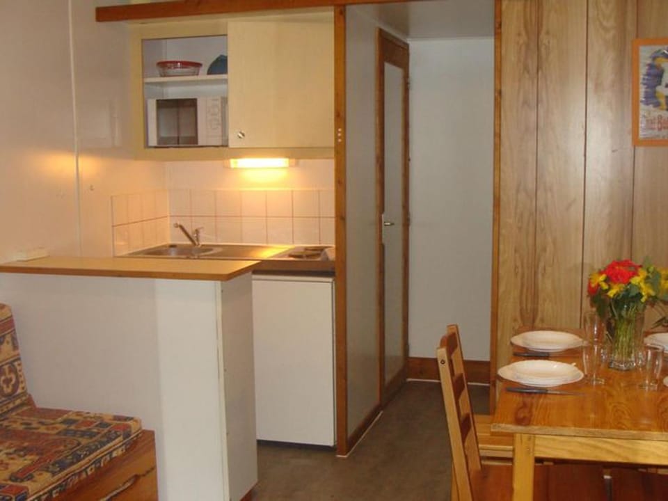 Chalet avec Terrasse à Sauveterre-de-Rouergue, 2 Chambres, Équipements Complets - API-1-52-410 Campground/ 
RV Resort in Occitanie