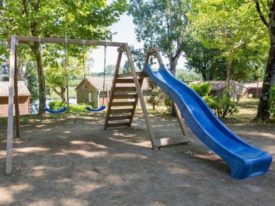 Chalet cosy 6 pers avec terrasse et salon de jardin - API-1-52-633 Campground/ 
RV Resort in Occitanie