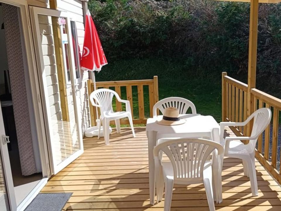 Location Mobil Home avec Terrasse à Guégon - API-1-52-624 Campground/ 
RV Resort in Brittany