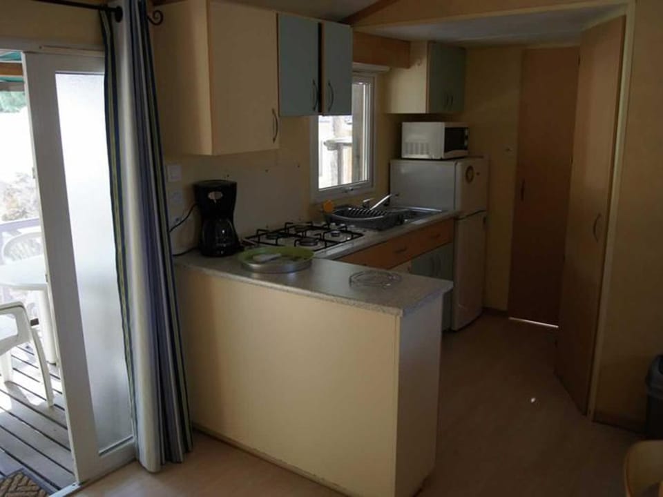 Mobil-home avec Terrasse Accueillant 6 Pers - API-1-52-631 Campground/ 
RV Resort in Occitanie