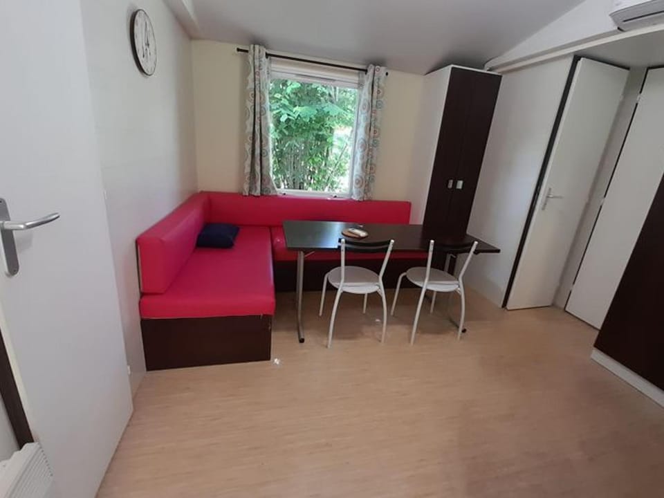 Mobil-home confortable avec terrasse, 3 chambres pour 6 personnes - API-1-52-752 Campground/ 
RV Resort in Nouvelle-Aquitaine