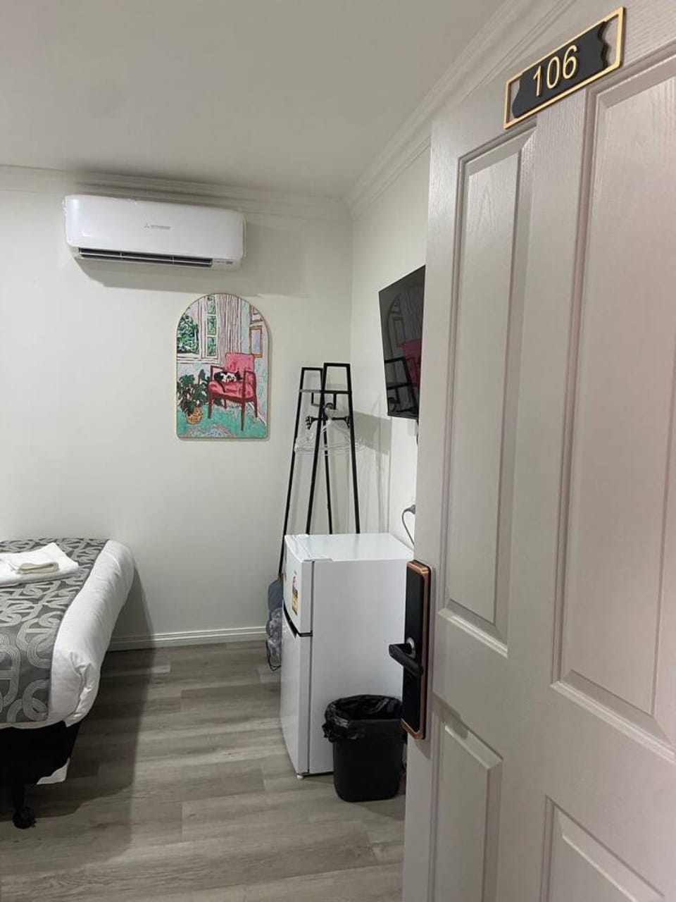Bed, Bedroom, air conditioner