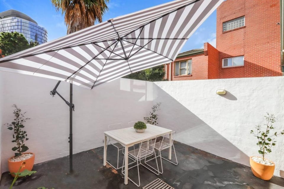 Property building, Patio, Balcony/Terrace, Dining area