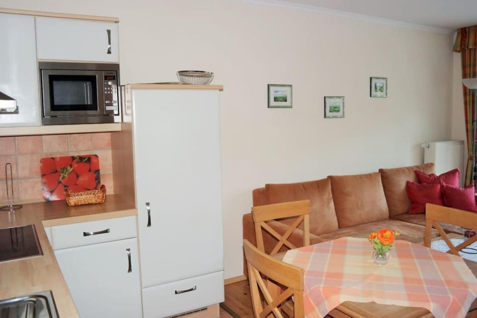 Kitchen or kitchenette, Seating area
