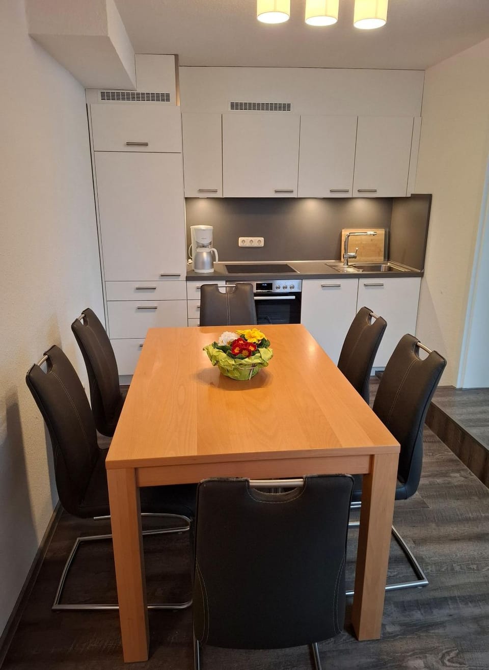 Kitchen or kitchenette, Dining area