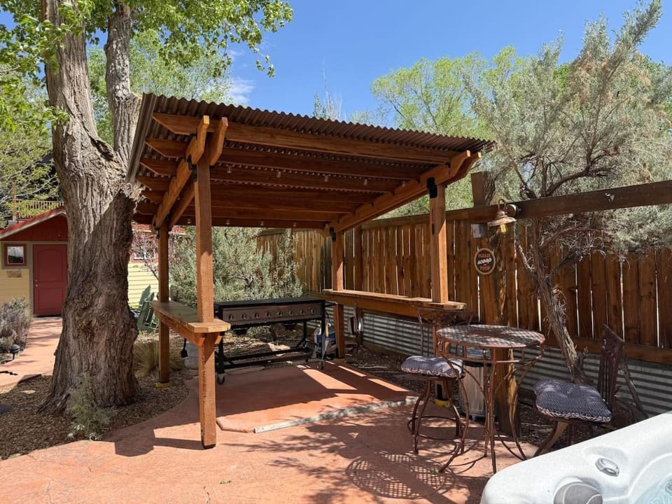Moosewood Cottage - Hot Tub, Downtown, Dog Friendly Country House in Moab