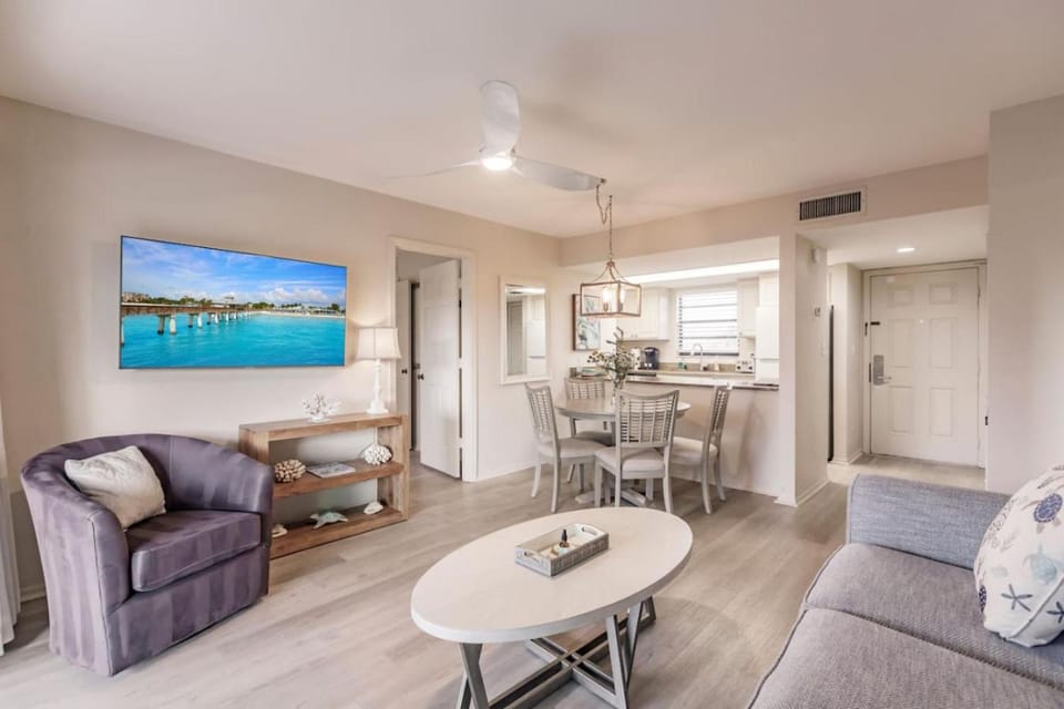Kitchen or kitchenette, Living room, Dining area