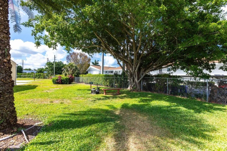 Park Shore Resort Charming 1st Floor-BLDG A 102 Apartment in Naples