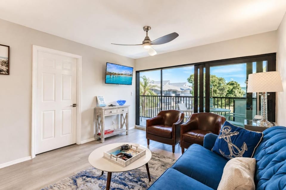 Park Shore Resort- BLDG I 351 - Remodeled Apartment in Naples