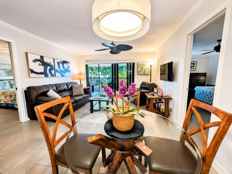 Park Shore Resort-Deluxe Top Floor, BLDG E 332 House in Naples