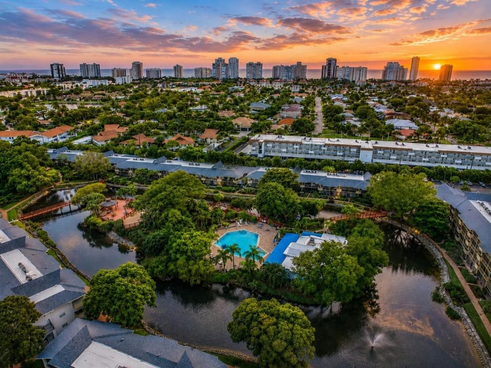 Park Shore Resort-Deluxe Top Floor, BLDG E 332 House in Naples