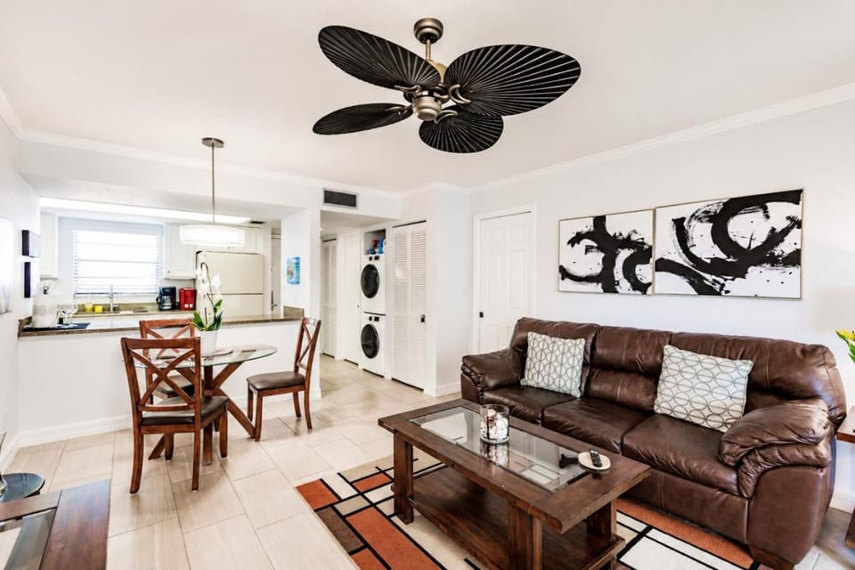 Park Shore Resort-Deluxe Top Floor, BLDG E 332 House in Naples