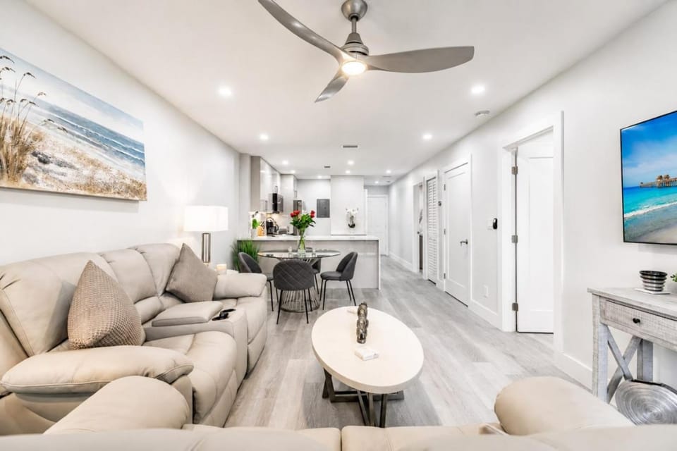 Park Shore Resort, Top Floor BLDG H 347-Lake view House in Naples