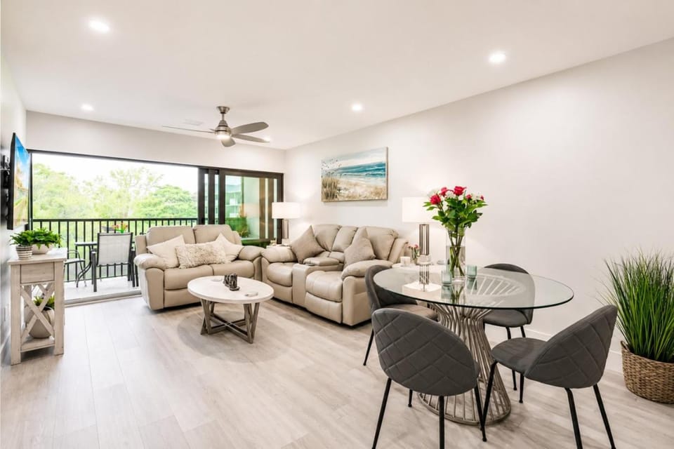 Park Shore Resort, Top Floor BLDG H 347-Lake view House in Naples