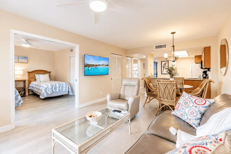 Park Shore Resort, BLDG G 241 - Great Views Apartment in Naples