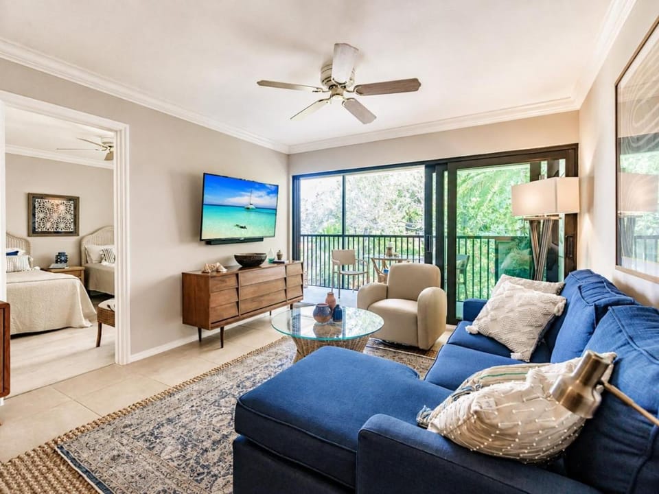 Park Shore Resort-Top Floor BLDG C 221- Peaceful Apartment in Naples