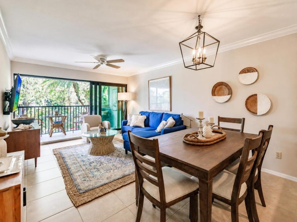 Park Shore Resort-Top Floor BLDG C 221- Peaceful Apartment in Naples