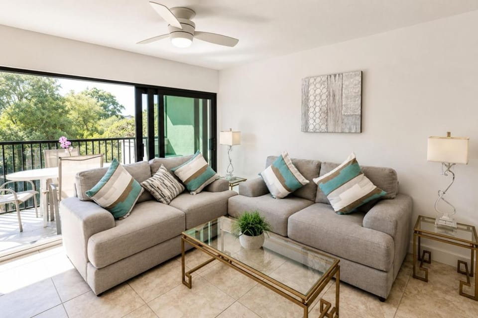 Park Shore Resort-2nd Floor BLDG J 255 - Lake view House in Naples