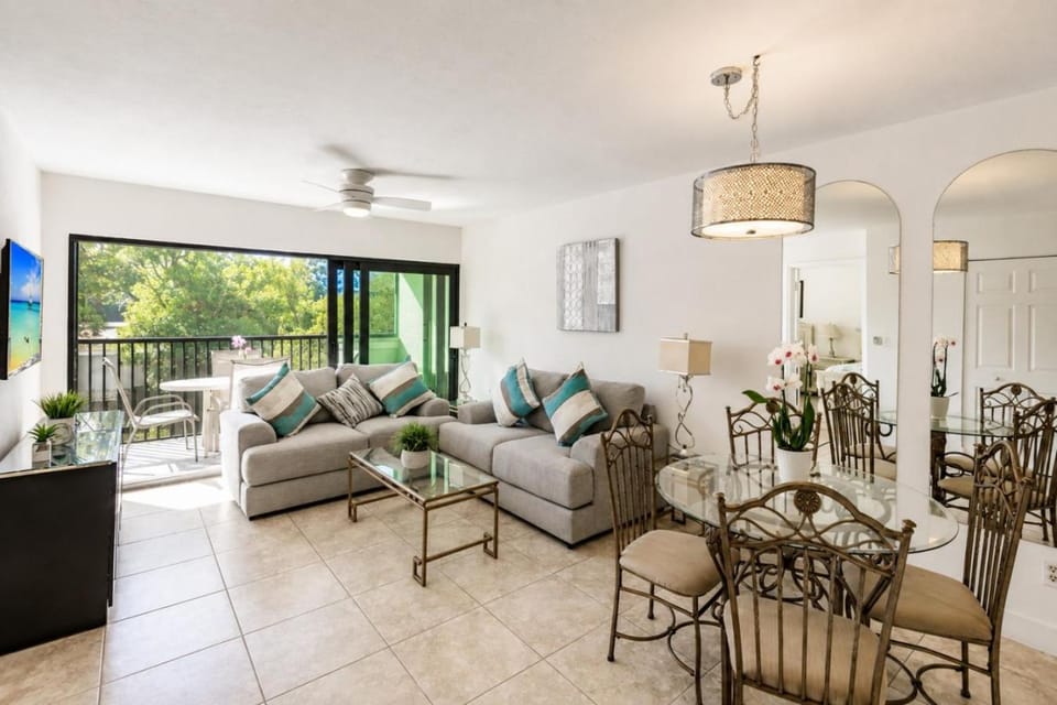 Park Shore Resort-2nd Floor BLDG J 255 - Lake view House in Naples