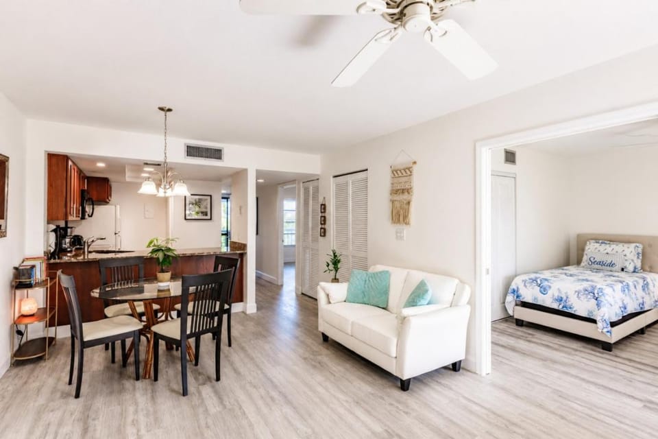 Park Shore Resort-Top Floor BLDG J 457 - Water Views House in Naples