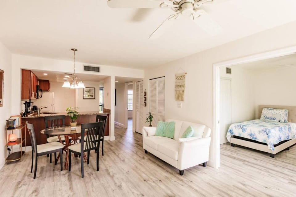 Bed, Kitchen or kitchenette, Living room, Seating area, Bedroom