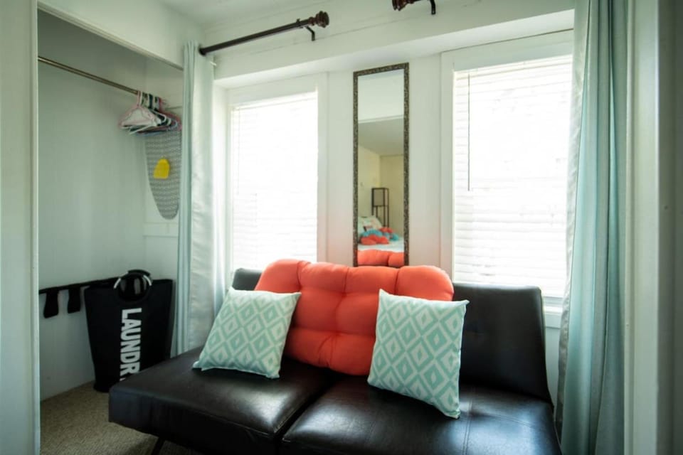 Walk 2 Restaurants-King Bed-Near Beaches and IMG. Apartment in Bradenton