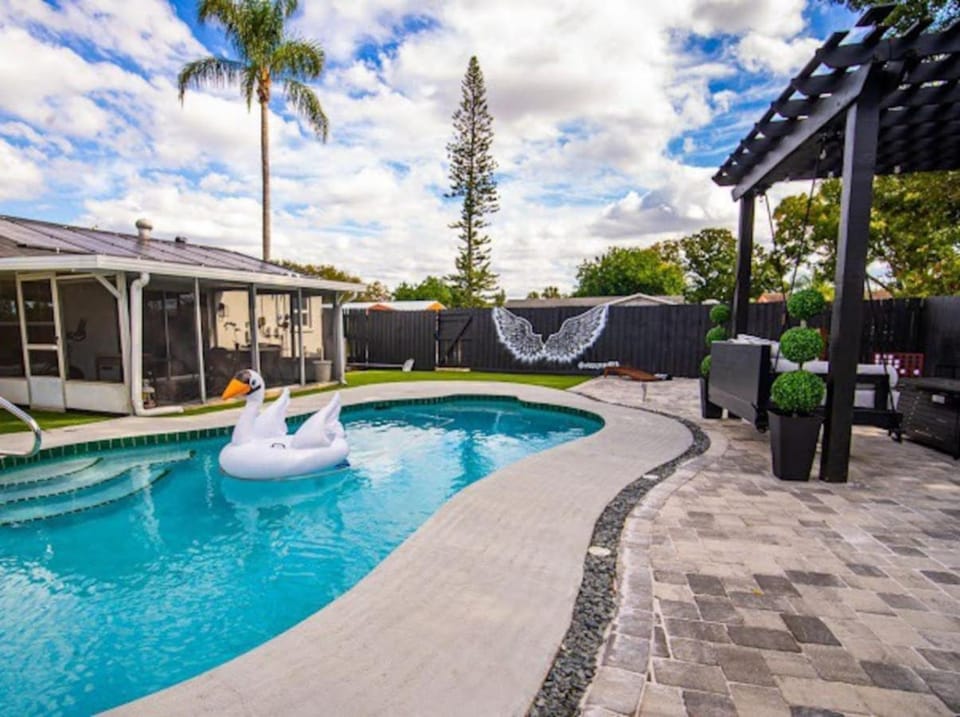 Endless Outdoor Fun-86 Degree Pool-Game Room-Dog Friendly House in Bradenton