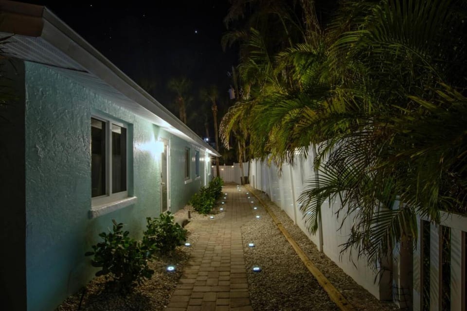 Restorative Escape-Moonlit Waters-Steps to beach. House in Holmes Beach