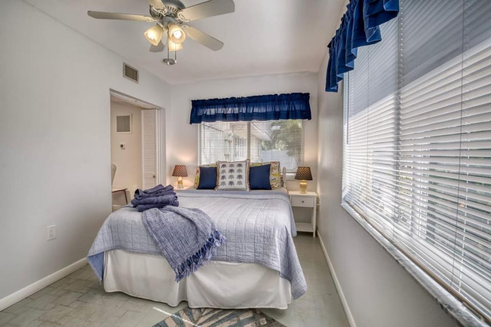 Island Vacay -1 Block Walk-quiet street to beach House in Ilexhurst