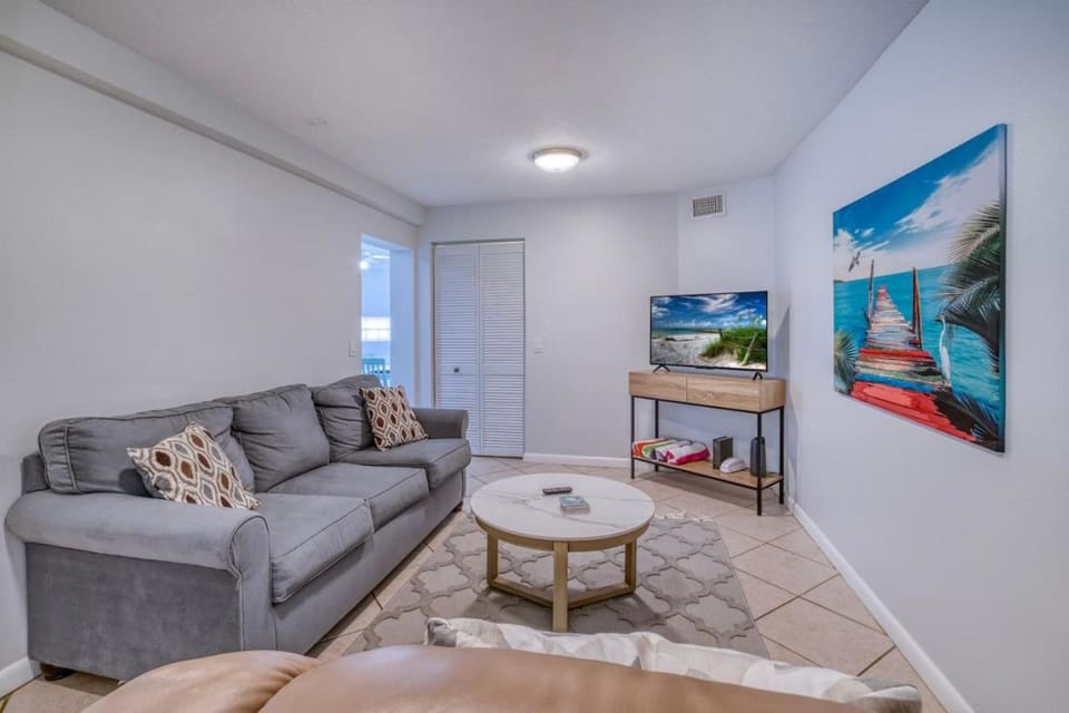 Island Vacay -1 Block Walk-quiet street to beach House in Ilexhurst
